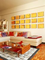 Salon moderne avec canapé en forme de L et œuvres d'art