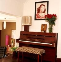 Un piano et un portrait sur le mur