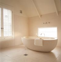 Salle de bain spacieuse et moderne avec grande baignoire