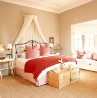 Chambre champêtre avec lit et canapé