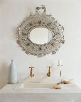 Lavabo de salle de bain avec miroir