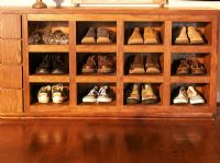 Collection de chaussures sur étagère
