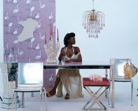 Femme assise à une table à manger avec des chaises métalliques