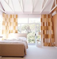 Chambre dorée avec lit double