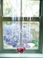 Roses en verre sur le rebord de la fenêtre