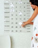 Femme, collage, étiquettes, calendrier