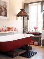 Salle de bain avec baignoire rouge