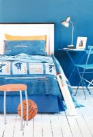 Vue de la chambre bleue avec lit et boule au sol