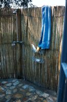 Une douche extérieure en bambou aux murs