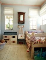 Vue de la chambre avec lit et maison de poupées