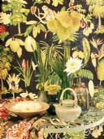 Papier peint à imprimé floral et une table avec des plantes d'intérieur