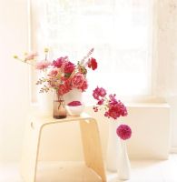 Une collection de bouquets de fleurs sur un tabouret en bois