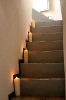 Escaliers en pierre éclairés avec des bougies