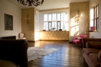 Chambre traditionnelle avec mobilier ancien et tapis en peau