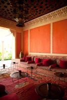 Salon rouge à décor marocain