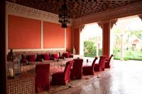 Salon rouge avec décoration de style marocain