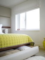 Chambre moderne avec rangement sous lit