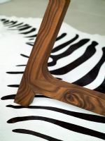 Détail du pied de chaise et du tapis imprimé zèbre noir et blanc moderne