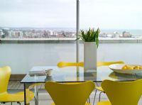 Table à manger en verre et chaises Jacobsen série 7 jaunes