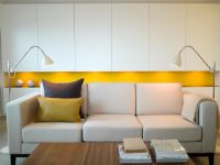 Canapé et lampadaires dans le salon moderne
