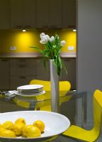 Table à manger en verre et chaises Jacobsen série 7 jaunes la nuit