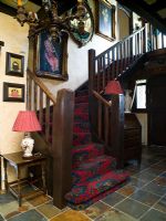 Manière traditionnelle avec tapis à motifs dans les escaliers