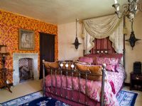 Chambre traditionnelle avec lit en fer