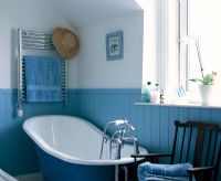 Salle de bain bleue style campagnard