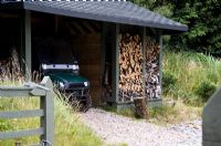 Garage de campagne et magasin de bois