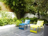 Jardin moderne avec chaises