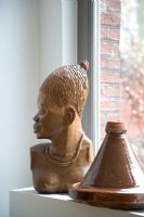 Sculpture africaine en bois et détail de pot