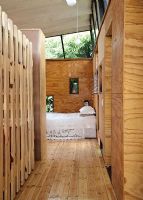 Chambre moderne avec murs et sols en bois