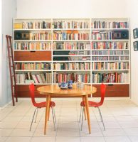 Table et chaises dans la salle de lecture