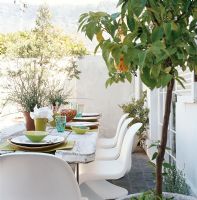 table à manger et chaises sur balcon
