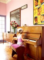 Une petite fille jouant du piano