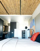Chambre contemporaine avec plafond en bambou