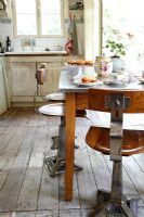 Table à manger et chaises dans la cuisine classique