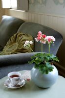 Vase de fleurs sur table d'appoint