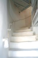 Couloir et escalier blancs