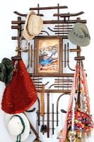 Chapeaux et sacs sur crochets muraux
