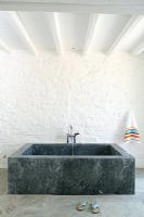 Baignoire en marbre dans la salle de bain moderne