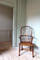 Chaise en bois dans le salon