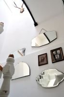 Photos et miroirs sur le mur de l'escalier