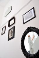 Photos et miroirs sur le mur de l'escalier