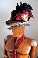 mannequin en bois portant des chapeaux