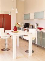 Table à manger et chaises modernes dans la cuisine