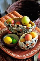 Fruits dans des bols décoratifs