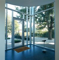 Couloir et porte d'entrée vitrés modernes