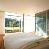 Chambre moderne avec baie vitrée