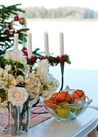 Fleurs et bougies sur table à manger